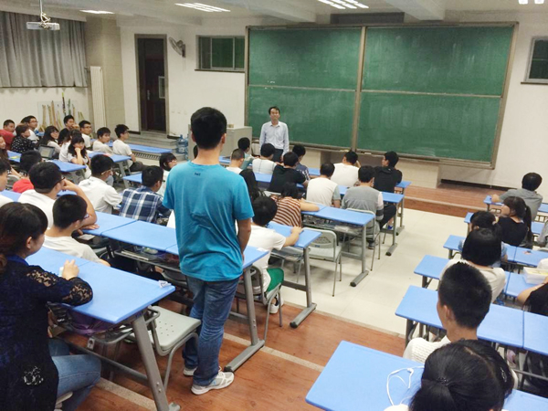 【经管二系】马成胜与学生讨论书院制改革