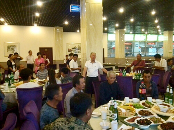 任万钧出席暑期校园改造答谢晚宴