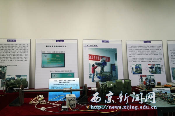 任校长参观我校本科创新人才培养和教学教育改革成果展