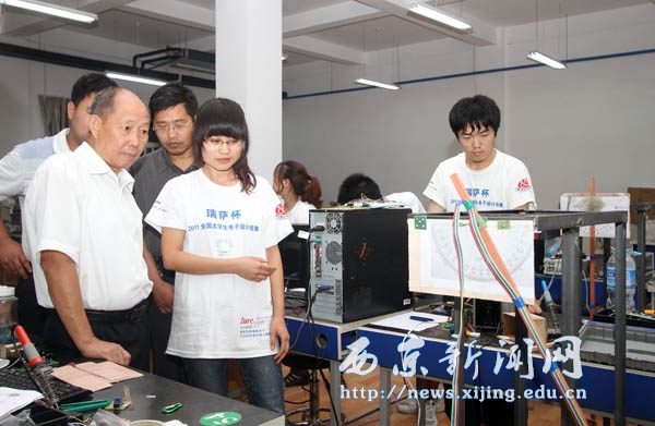 校长任万钧到2011年全国电子设计竞赛(西京学院赛区)视察