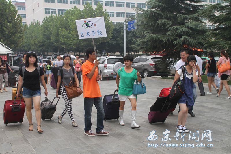 接过你的行囊 我们就是一家人
