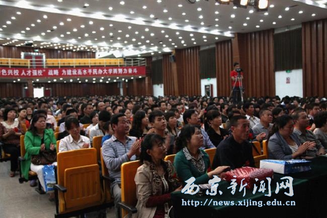 校领导和学生家长共为先进个人颁奖
