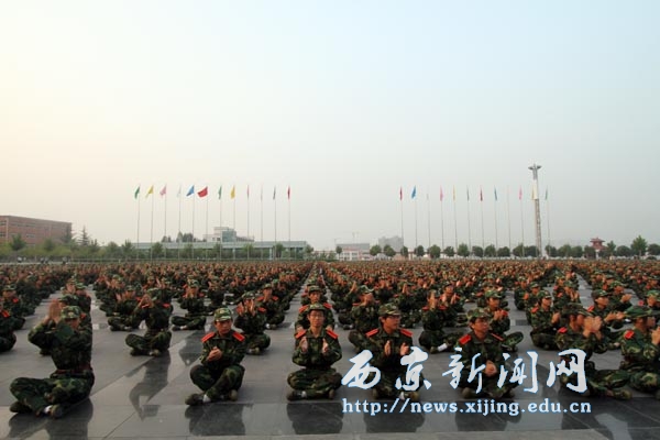 2010级新生军训汇报表演暨表彰大会举行