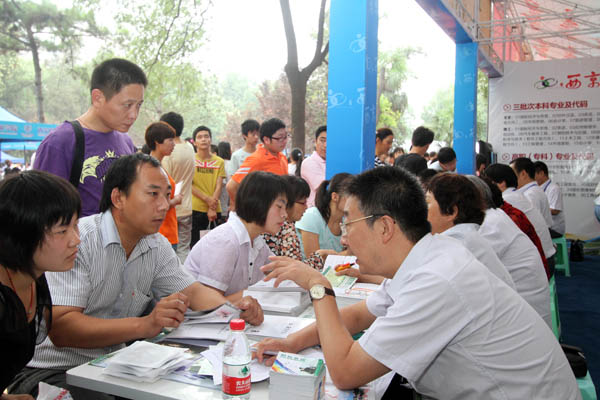 我校参加省教育厅举办招生咨询会 现场火爆