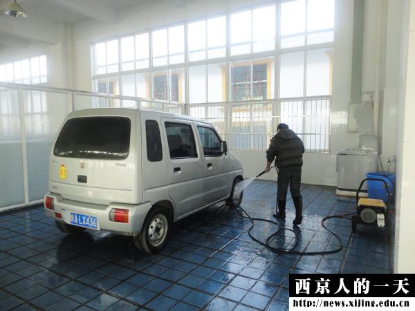 我校法制教育月暨珍爱生命遵守交通法规签名活动启动