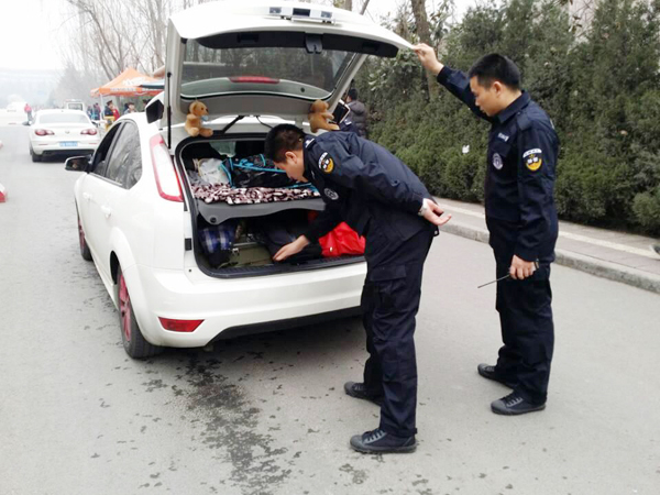 校警在2号楼抓获一持刀人员