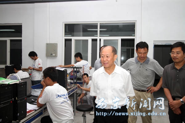 校长任万钧到2011年全国电子设计竞赛(西京学院赛区)视察