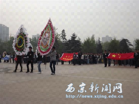我校开展清明祭扫烈士墓活动