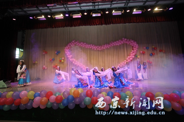 自编自演 我校护士节晚会精彩纷呈