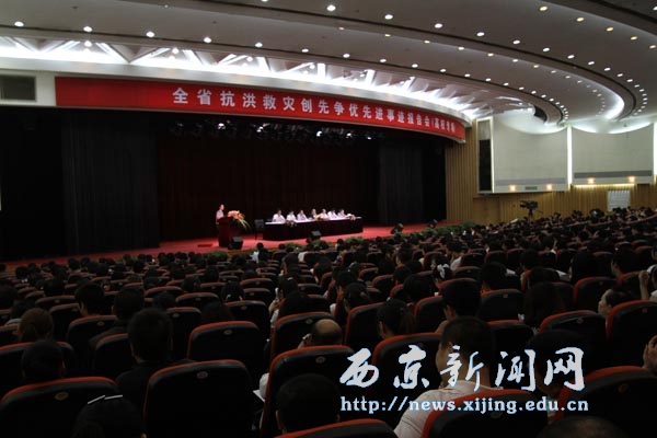 党员师生代表参加全省抗洪英模事迹报告会