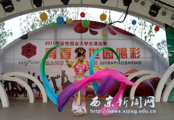 任芳陪同李豫琦慰问我校在世园会表演的学生