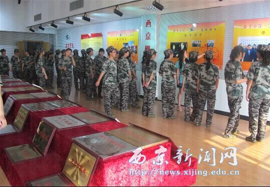 学校组织全体新生参观校史馆