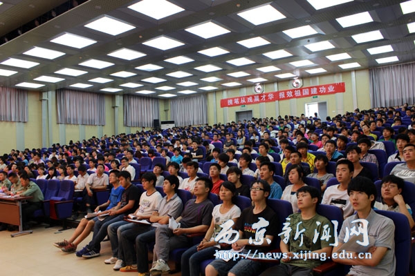 优秀大学生官兵巡回报告会举行