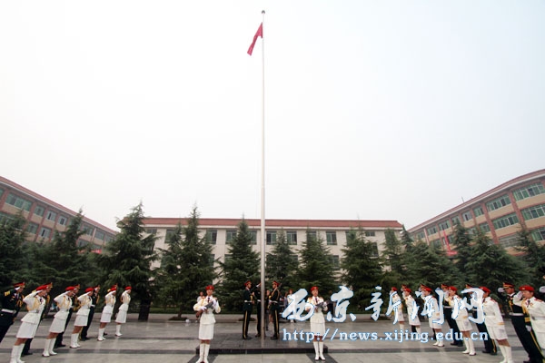 我院举行新学期首次升国旗仪式