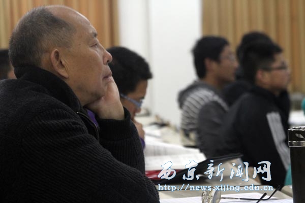 校领导深入各班课堂听课