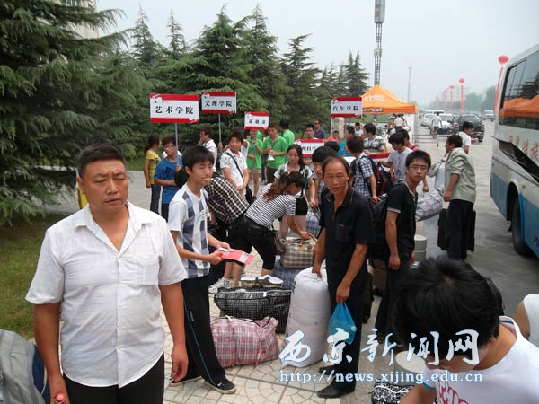 西京学院迎来2011级新生报到