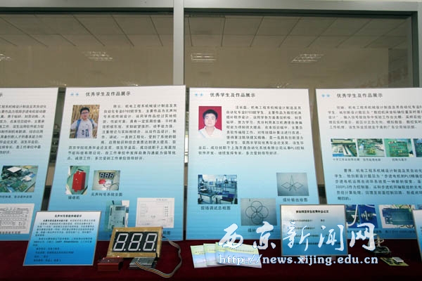 任校长参观我校本科创新人才培养和教学教育改革成果展