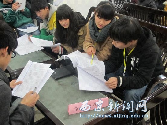 学生干部举行学习十八大报告座谈会