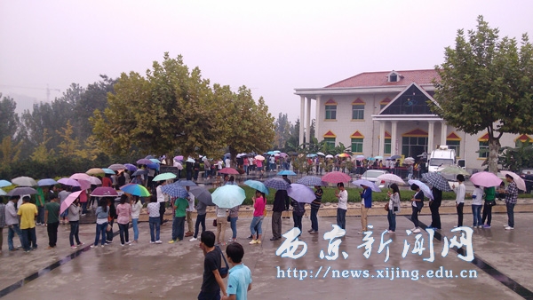 西安铁路移动售票车走进西京园
