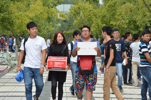 我校领导为学生发放月饼