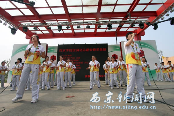 任万钧校长看望我校世园会志愿者