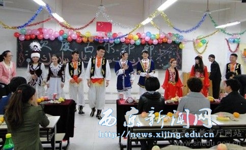任芳等与少数民族学生共庆古尔邦节