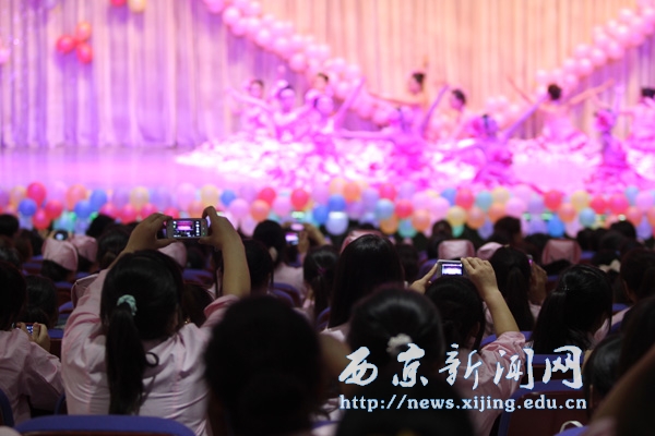 自编自演 我校护士节晚会精彩纷呈
