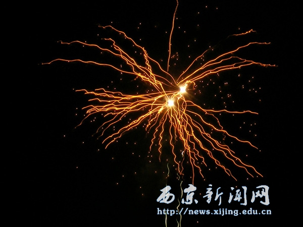 新闻特写:细雨霏霏时 西京烟花正璀璨