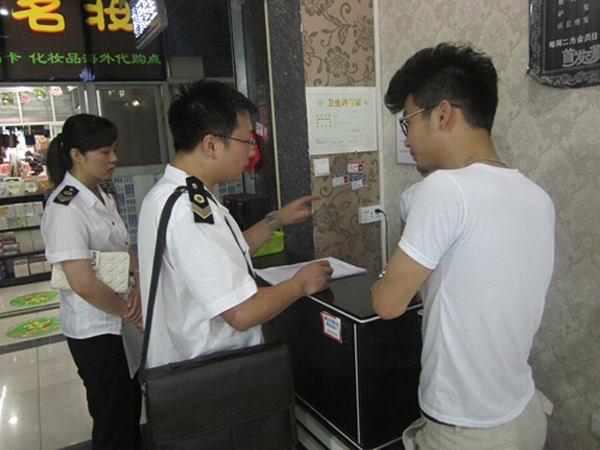 区卫生监督所到我校进行专项检查