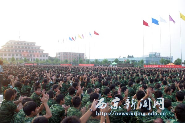 新生军训歌咏比赛举行