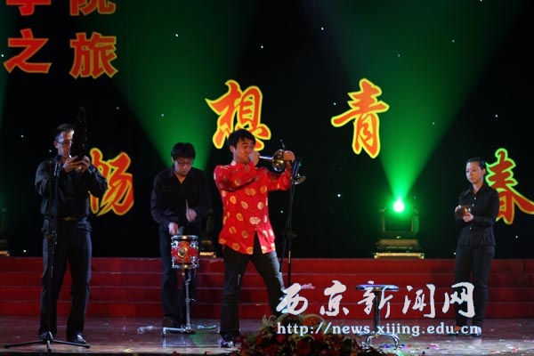我校举行“绿色之旅•唱响青春”开学文艺晚会