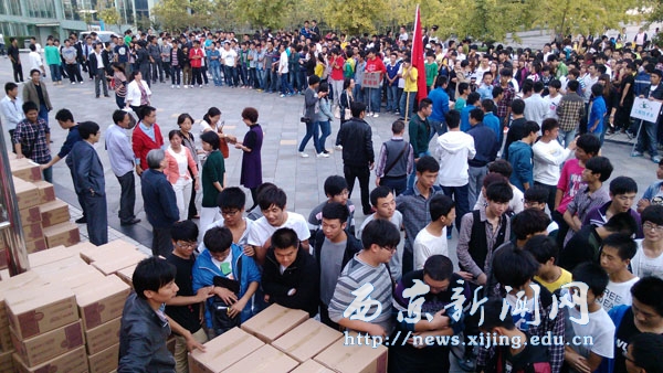我校投入15万元为在校师生发放月饼
