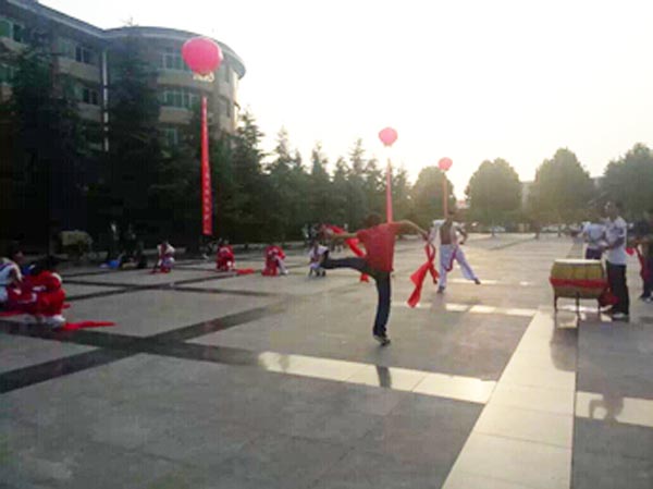 【新闻传媒系】我校各社团为母校庆生