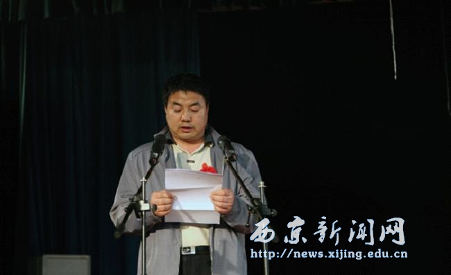 校领导和学生家长共为先进个人颁奖