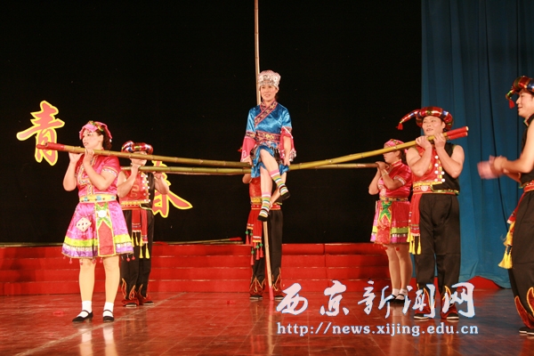 我校“红色十月”教工竹竿舞比赛举行