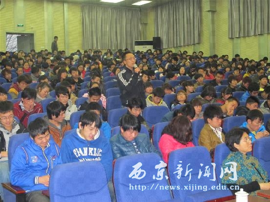 齐建国大使作国际形势报告