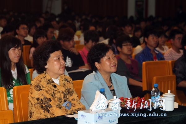 中国外交官联谊会副会长王春贵来我校考察访问并作报告