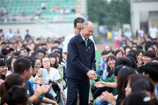 我校新生开学典礼隆重举行