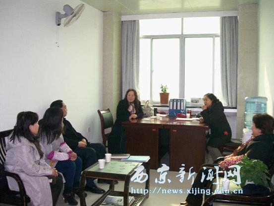 学校工会为困难教职工送温暖