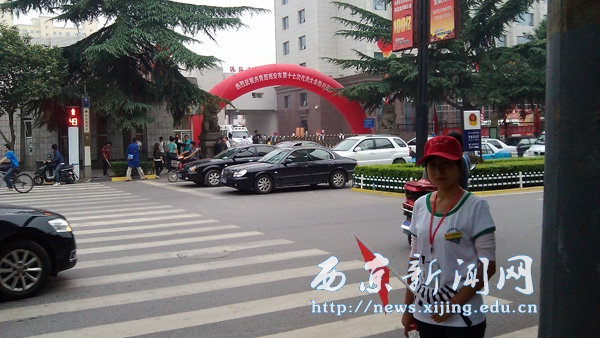 我校志愿者服务疏导交通