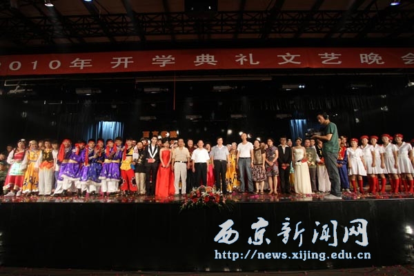 我校举行“绿色之旅•唱响青春”开学文艺晚会