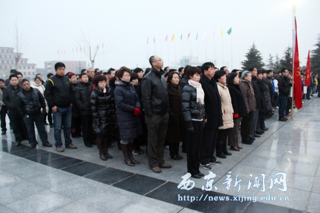 我校举行新学期首次升国旗仪式