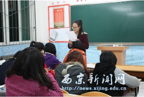 【人文科学系】举办英语模仿比赛。