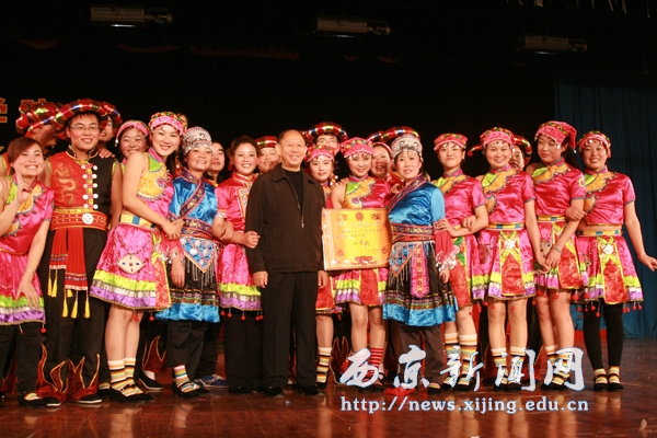 我校“红色十月”教工竹竿舞比赛举行