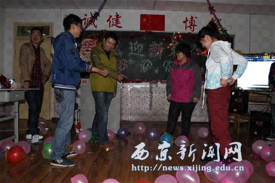 校领导走进班级与师生共庆元旦
