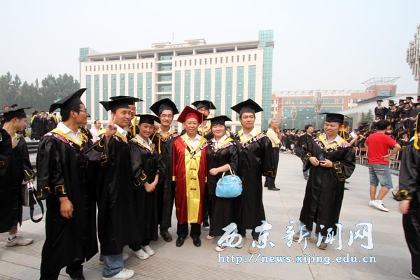 我校2010届毕业生学士学位授予仪式隆重举行