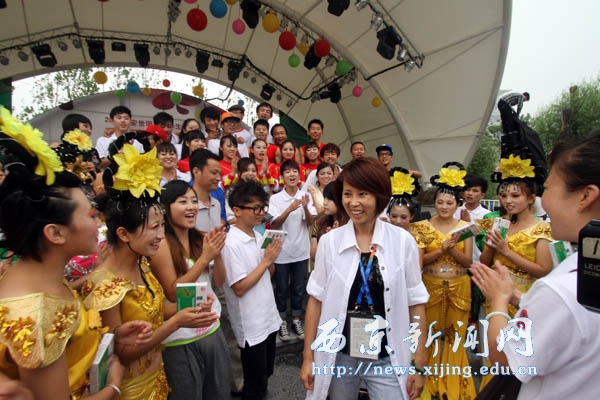任芳陪同李豫琦慰问我校在世园会表演的学生