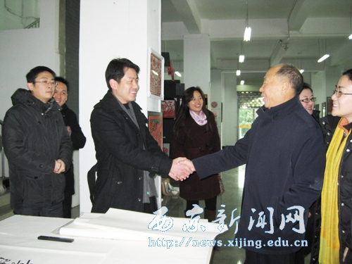 学校领导参观艺术研究所现代剪纸展