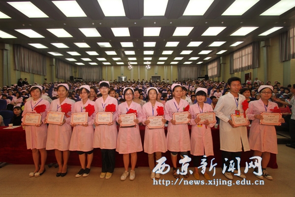 自编自演 我校护士节晚会精彩纷呈
