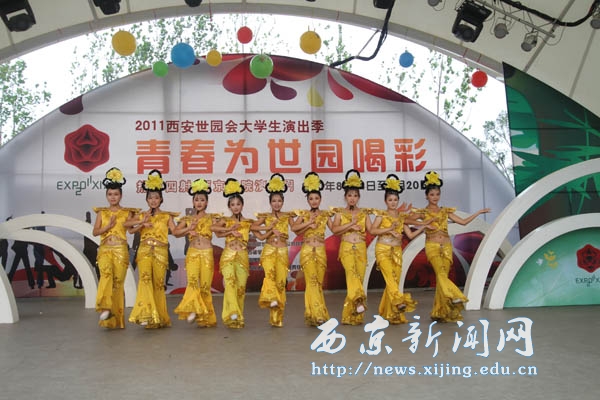 任芳陪同李豫琦慰问我校在世园会表演的学生